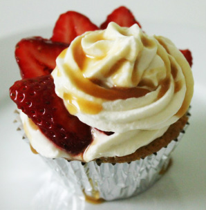 Kit's Crafts - Tres Leches Cupcakes with strawberries and caramel